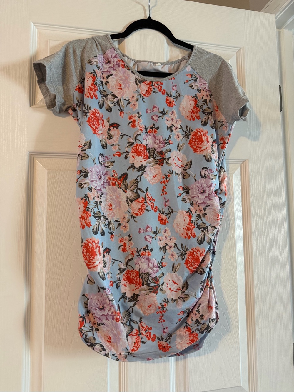 Women’s floral ruched maternity t-shirt size Medium